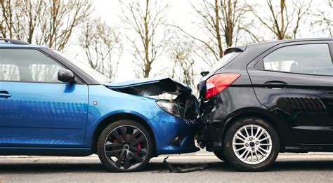 Tematinė nuotrauka su automobilio sparnu, pažeistu po eismo įvykio