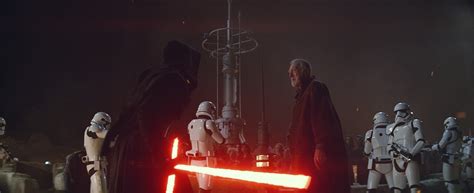 Kylo Ren su kardu po Lor San Tekka nužudymo