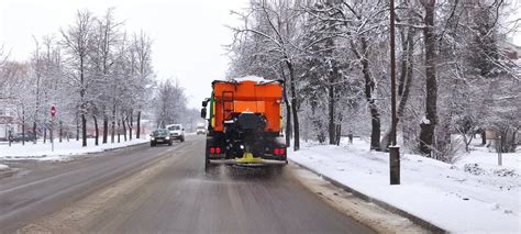 Teminis nuotrauka: automobilių degalinė žiemos metu