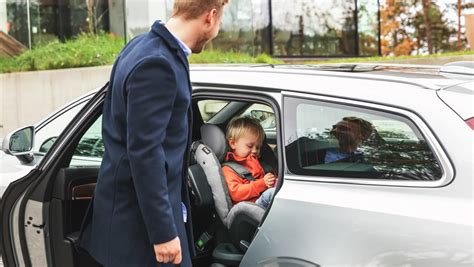 automobilis su vaikiškomis kėdutėmis, iliustruojantis šeimos automobilį