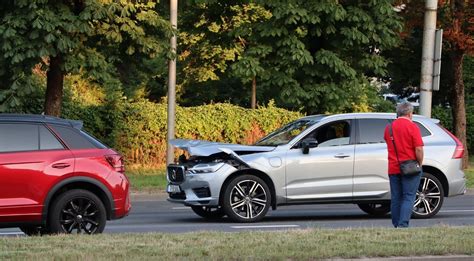automobiliai, susidūrę ant apledėjusio kelio
