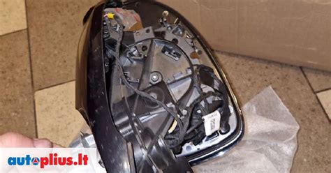 Volvo S60 su dešinės pusės vairu ir kairės pusės vairu. Dviejų automobilių palyginimas su skirtingu vairo išdėstymu.
