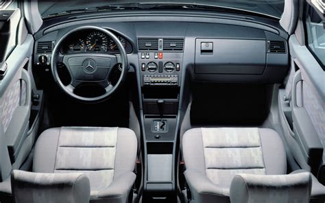 Mercedes-Benz C220 W202 interjero detalės
