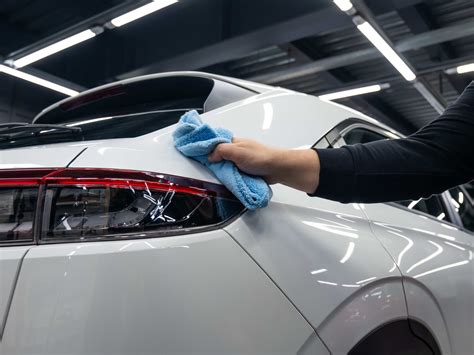 Nuotrauka: automobilio vaškavimas rankomis