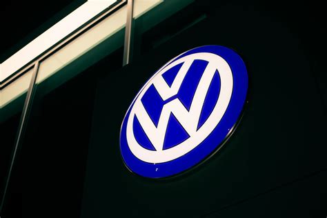 „Volkswagen“ kari dešrelė su užrašu