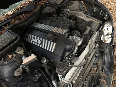 BMW 528i E39 variklio skyrius su pažymėtu oro srauto matuokliu