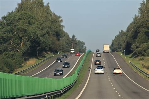 Plati automobilių aksesuarų įvairovė: nuo būtinų saugos priemonių iki interjero detalių