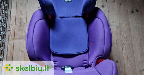 Tematinė nuotrauka su tinkamai pritvirtinta vaikiška kėdute automobilyje.