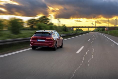 Saugus atstumas tarp automobilių, iliustracija su greičio rodmenimis
