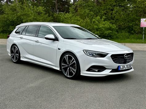 Thematinė nuotrauka: Opel Insignia važiuojanti keliu