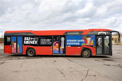 Autobusas su pažeistu priekiniu stiklu ir specialistai atliekantys remontą