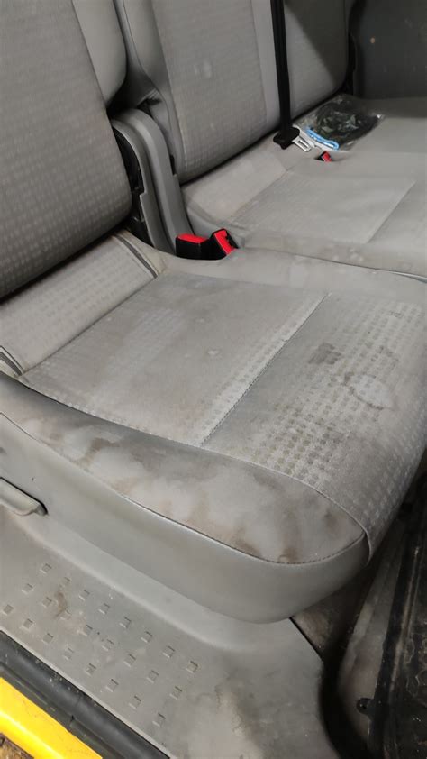 odinės automobilio sėdynės valymo procesas