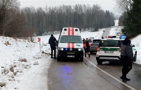 Medikų pagalbos teikimo avarijos vietoje nuotrauka