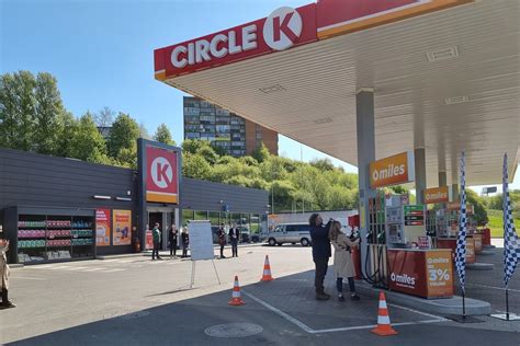„Circle K“ degalinės fasadas su logotipu