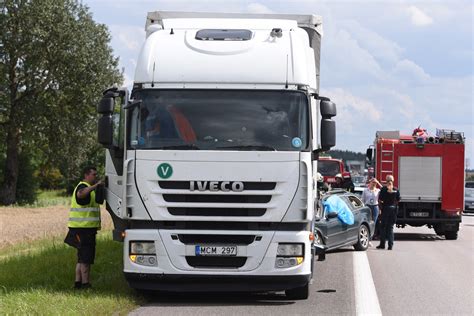 Vairuotojas, kraunantis prekes į sunkvežimį