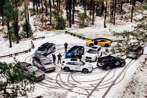 Dalyviai, atliekantys automobilio patikros užduotį