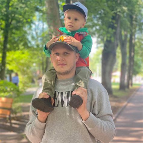 Tomas Benetis šypsosi, laikydamas nugalėtojo apdovanojimą