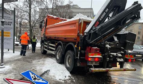 Sunkvežimis su įjungtomis automatinėmis sniego grandinėmis slidžiame kelyje