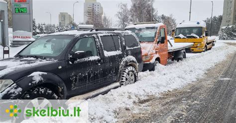 automobilio tempianti priekabą kelyje