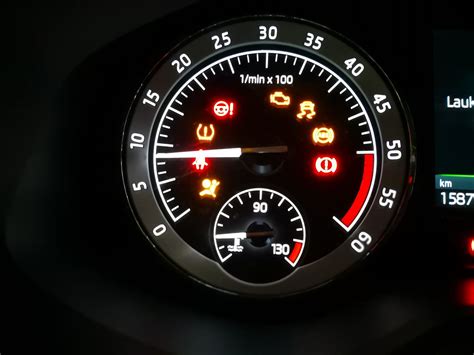 automobilio prietaisų skydelis su degančiomis generatoriaus ir akumuliatoriaus lemputėmis