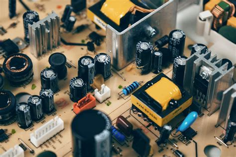 Elektronikos įmonės interjero nuotrauka su įranga
