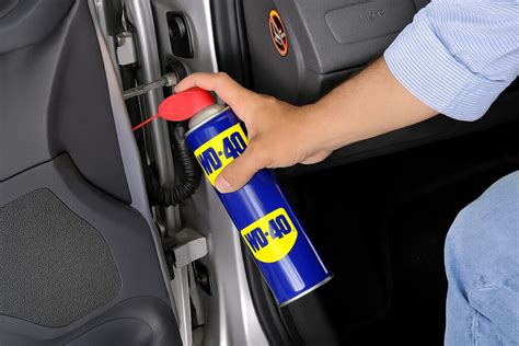 nuotrauka: automobilio gesinimas gesintuvu