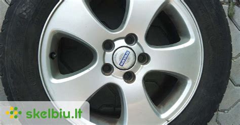 Volvo V50 su R15 ratlankiais, automobilio šoninis vaizdas