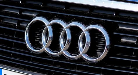 Audi logotipas ir įvairių modelių nuotraukos