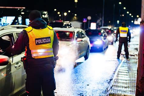 Policijos pareigūnai eismo įvykio vietoje