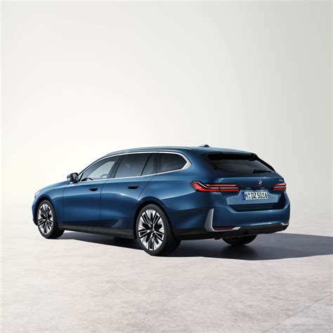 BMW 5 serijos Gran Turismo automobilio nuotrauka su atidaryta bagažine