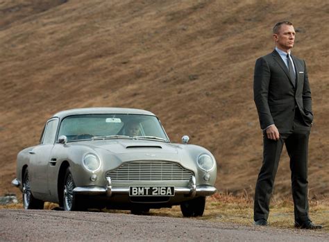 James Bond su savo automobiliu Aston Martin DB5