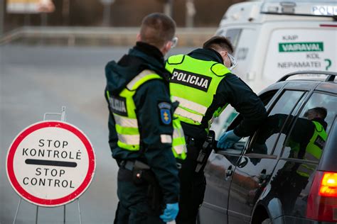 Vairuotojas bendrauja su policijos pareigūnu