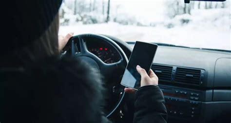 Nuotrauka, iliustruojanti „Rehamotive“ įrenginio naudojimą vairuojant