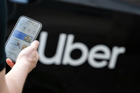 infografika apie Uber vairuotojų mokesčius ir registracijos etapus