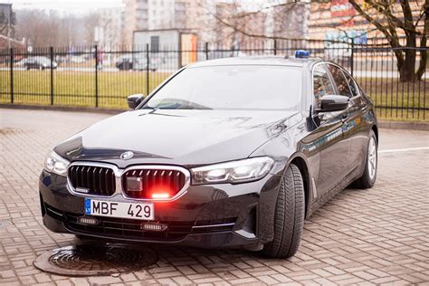 Policijos automobilis kelyje