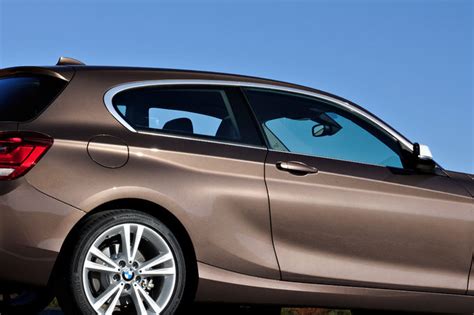 BMW 1 serijos hečbekas, nudažytas ryškia spalva