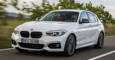 BMW 1 serijos važiuojantis kelio posūkyje