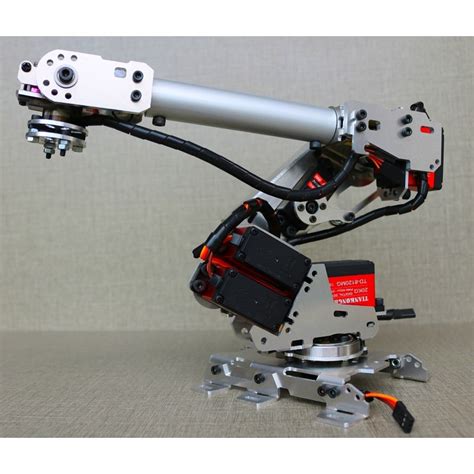 Tematinė nuotrauka: pramoninis robotas su servo pavaromis