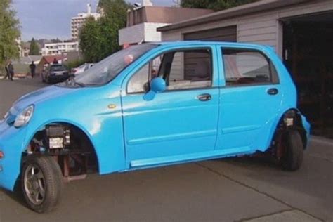 automobilis su prakiurusią padangą šalikelėje