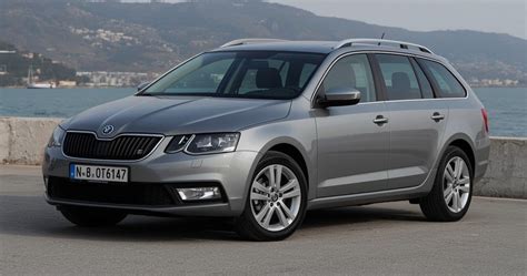 Škoda Octavia universalas ant kelio