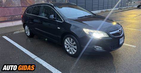 Nuotrauka, iliustruojanti Opel Astra universalo bagažinę