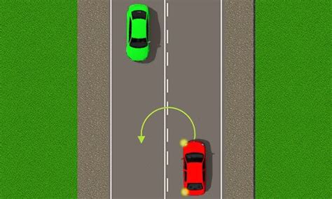 Nuotrauka, vaizduojanti žalią automobilį greitėjimo juostoje šalia geltono automobilio