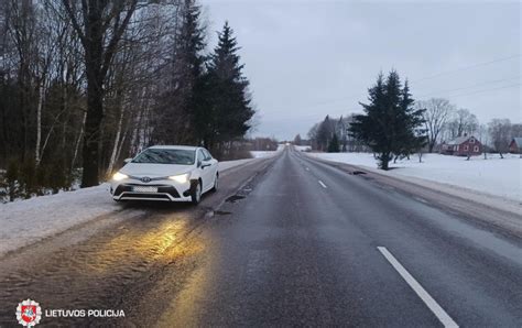 Vairuotojas tikrina automobilio techninę būklę prieš išvažiuodamas į kelią