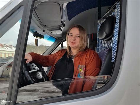 Moteris vilkiko vairuotoja šypsosi kabinoje