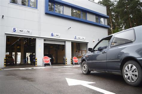 Teminė nuotrauka: lengvasis automobilis techninės apžiūros punkte