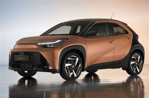 Toyota Aygo automobilis su ratlankiais
