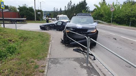 Dengtas autovežis pervežantis prabangų automobilį
