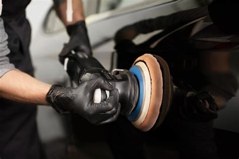 Tematinė nuotrauka: profesionalus automobilių poliravimas, atliekamas patyrusio meistro