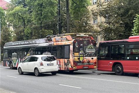 viešojo transporto avarijos scena, troleibusas ir automobilis po susidūrimo