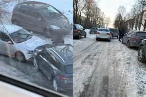 sniego ir ledo padengta gatvė, avarijos nuotrauka naktį